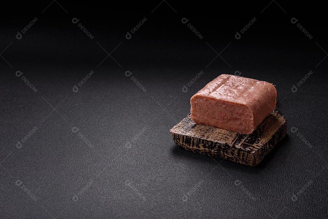 Delicioso presunto enlatado com especiarias rosa ou presunto com sal, especiarias e ervas