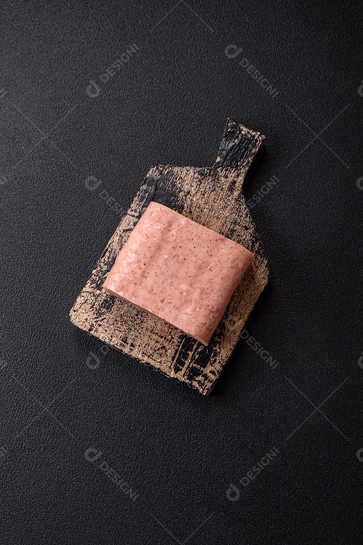 Delicioso presunto enlatado com especiarias rosa ou presunto com sal, especiarias e ervas