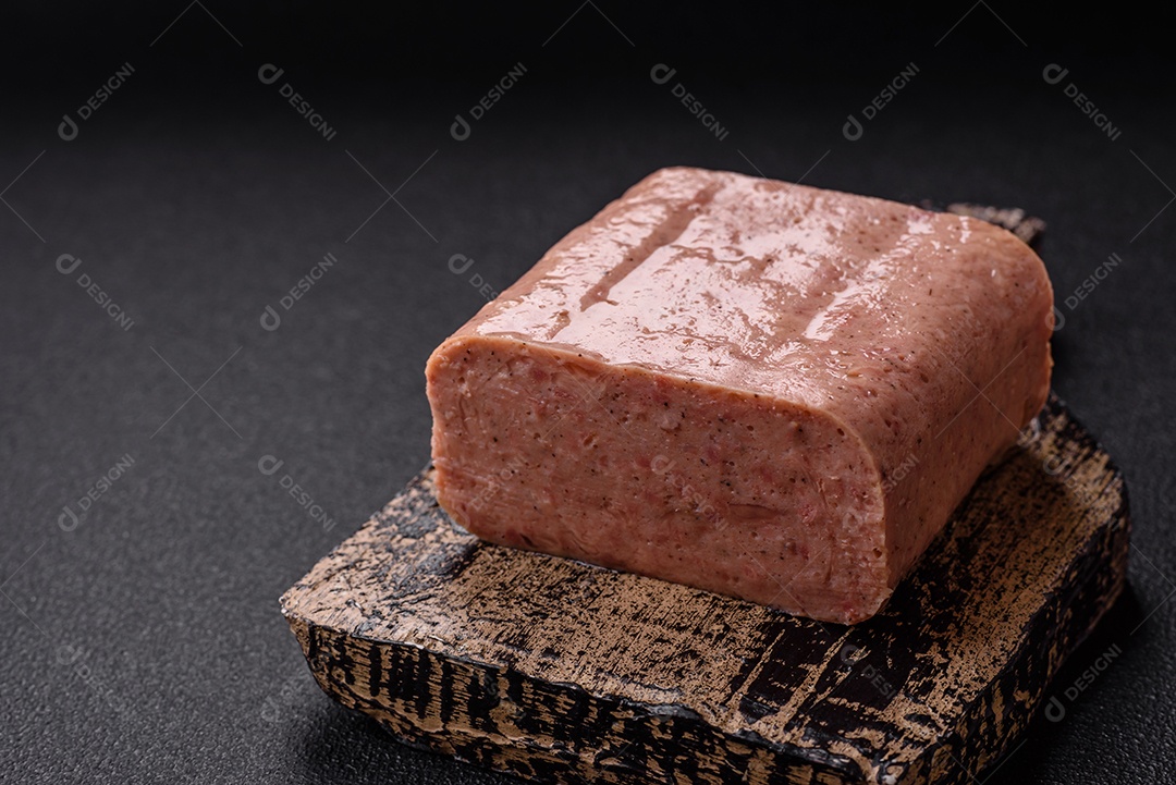 Delicioso presunto enlatado com especiarias rosa ou presunto com sal, especiarias e ervas