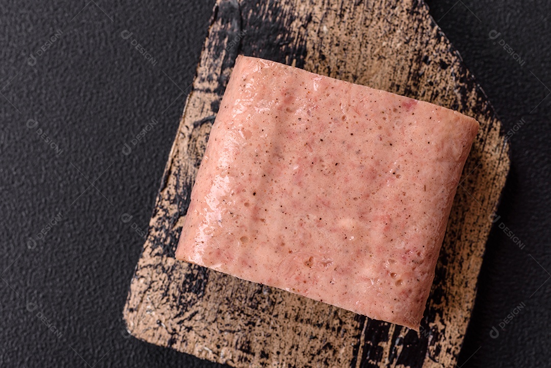 Delicioso presunto enlatado com especiarias rosa ou presunto com sal, especiarias e ervas