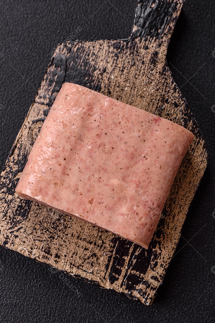 Delicioso presunto enlatado com especiarias rosa ou presunto com sal, especiarias e ervas