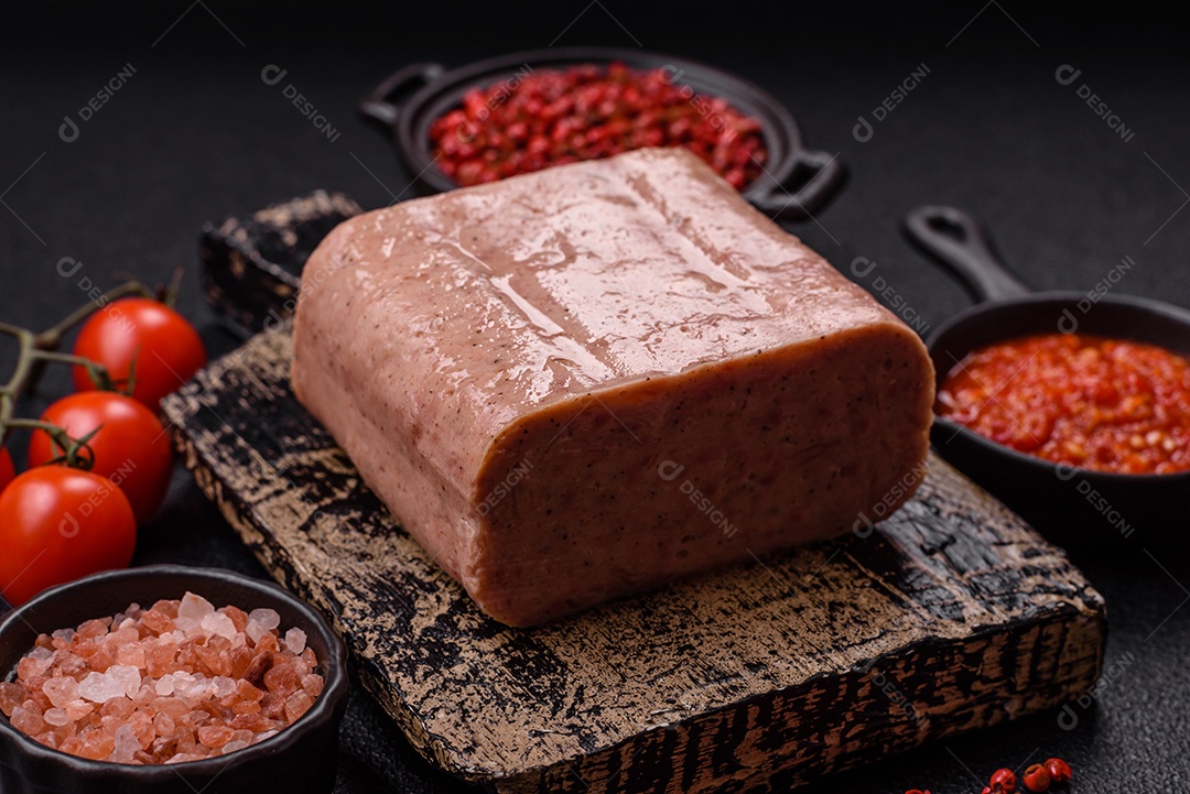 Delicioso presunto enlatado com especiarias rosa ou presunto com sal, especiarias e ervas