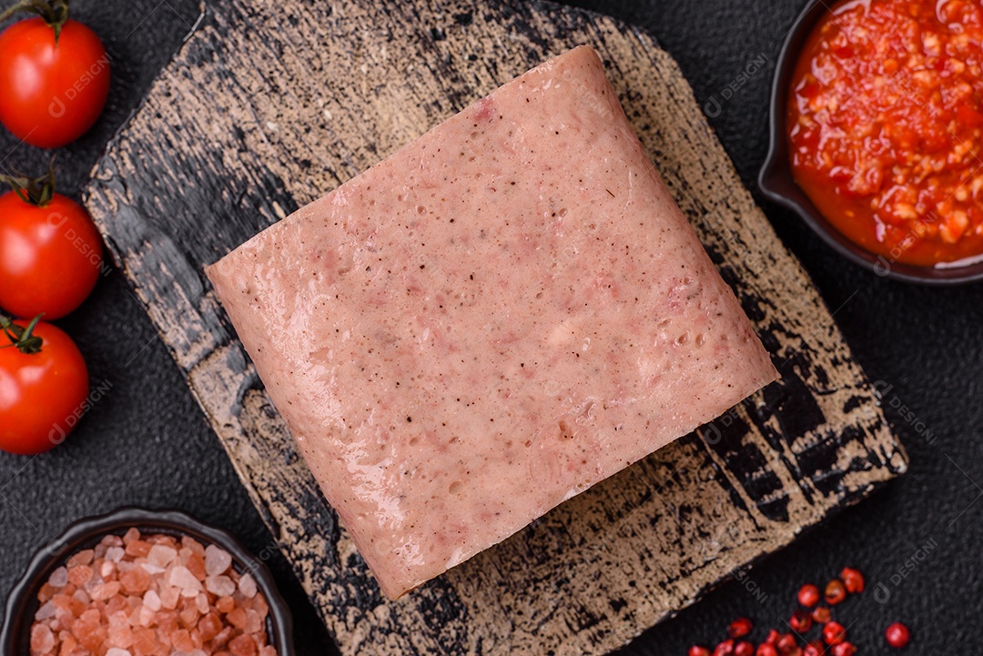 Delicioso presunto enlatado com especiarias rosa ou presunto com sal, especiarias e ervas