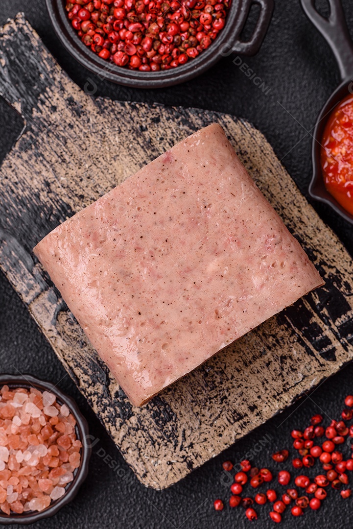 Delicioso presunto enlatado com especiarias rosa ou presunto com sal, especiarias e ervas