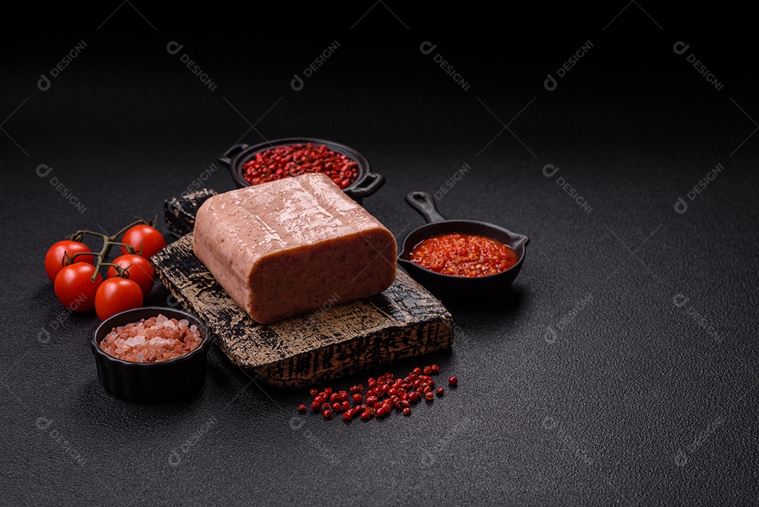 Delicioso presunto enlatado com especiarias rosa ou presunto com sal, especiarias e ervas