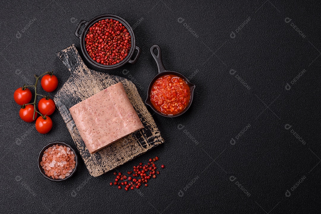 Delicioso presunto enlatado com especiarias rosa ou presunto com sal, especiarias e ervas