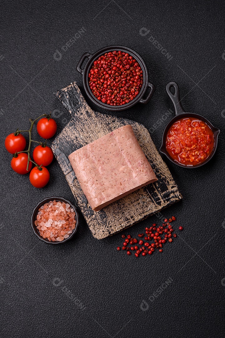 Delicioso presunto enlatado com especiarias rosa ou presunto com sal, especiarias e ervas