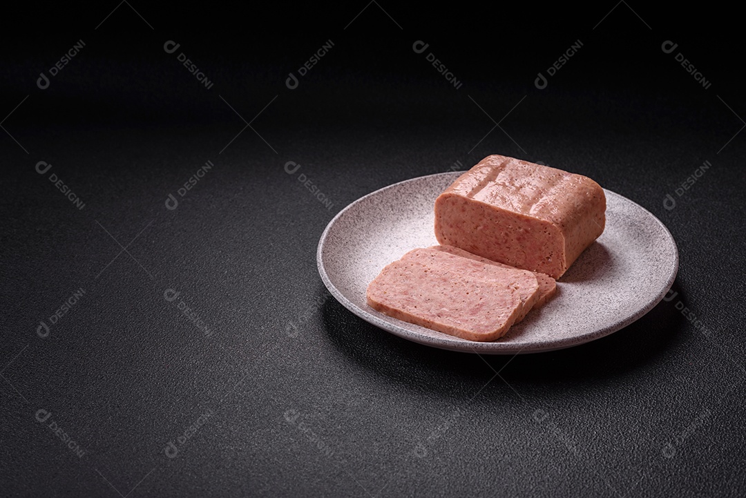 Delicioso presunto enlatado com especiarias rosa ou presunto com sal, especiarias e ervas