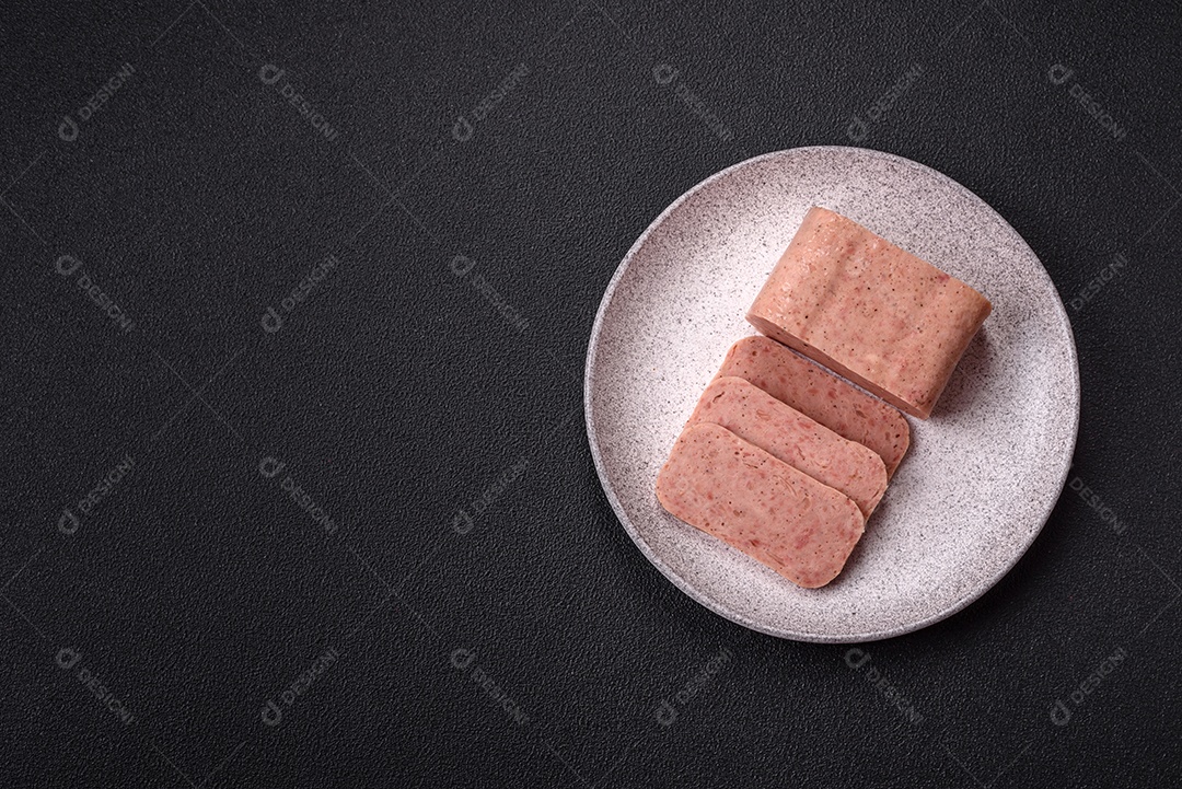 Delicioso presunto enlatado com especiarias rosa ou presunto com sal, especiarias e ervas