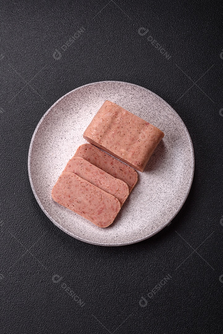 Delicioso presunto enlatado com especiarias rosa ou presunto com sal, especiarias e ervas