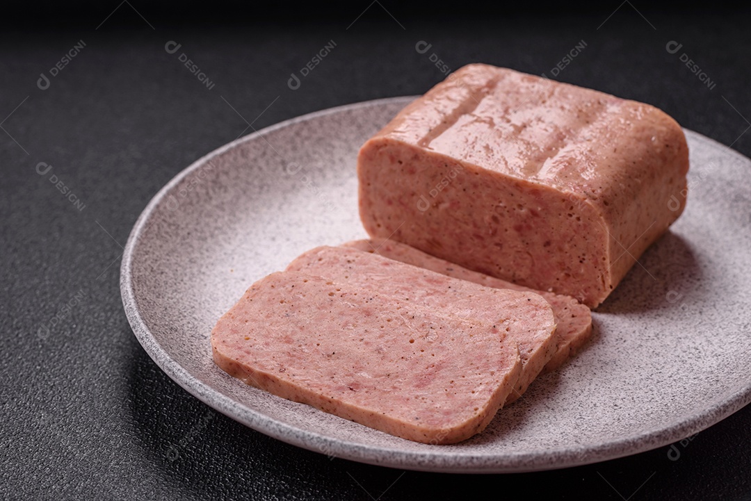 Delicioso presunto enlatado com especiarias rosa ou presunto com sal, especiarias e ervas