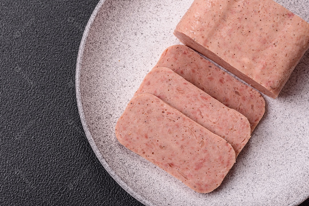 Delicioso presunto enlatado com especiarias rosa ou presunto com sal, especiarias e ervas