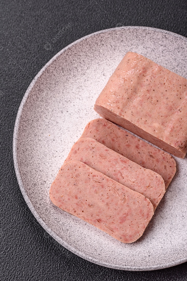 Delicioso presunto enlatado com especiarias rosa ou presunto com sal, especiarias e ervas