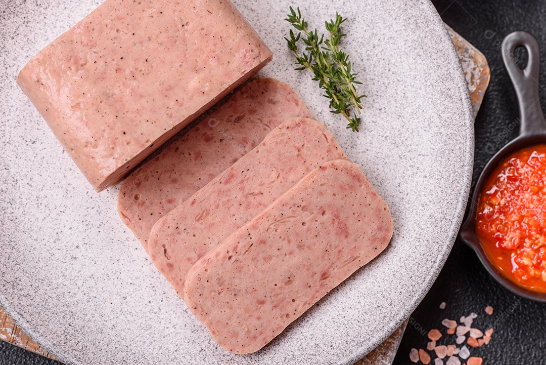 Delicioso presunto enlatado com especiarias rosa ou presunto com sal, especiarias e ervas