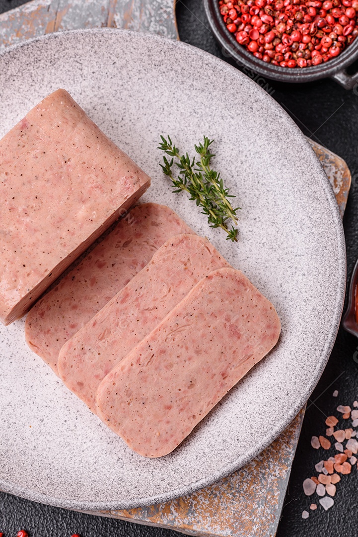 Delicioso presunto enlatado com especiarias rosa ou presunto com sal, especiarias e ervas