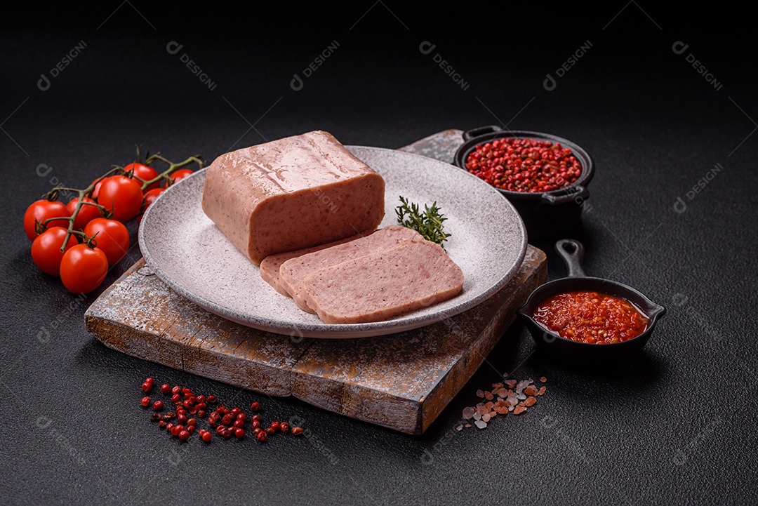 Delicioso presunto enlatado com especiarias rosa ou presunto com sal, especiarias e ervas