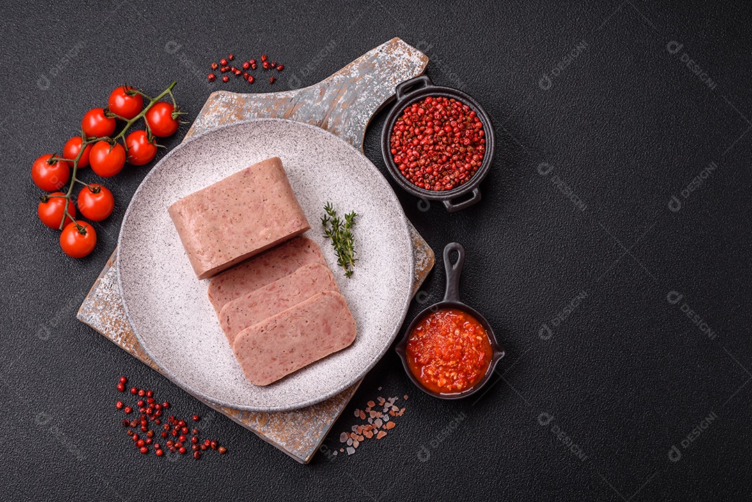 Delicioso presunto enlatado com especiarias rosa ou presunto com sal, especiarias e ervas