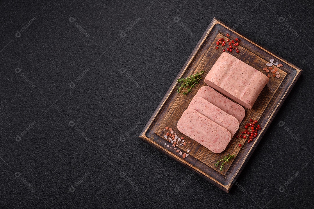 Delicioso presunto enlatado com especiarias rosa ou presunto com sal, especiarias e ervas