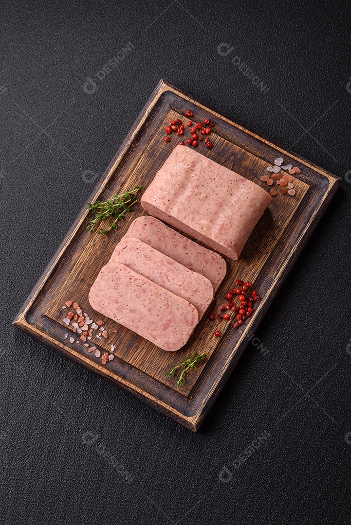 Delicioso presunto enlatado com especiarias rosa ou presunto com sal, especiarias e ervas