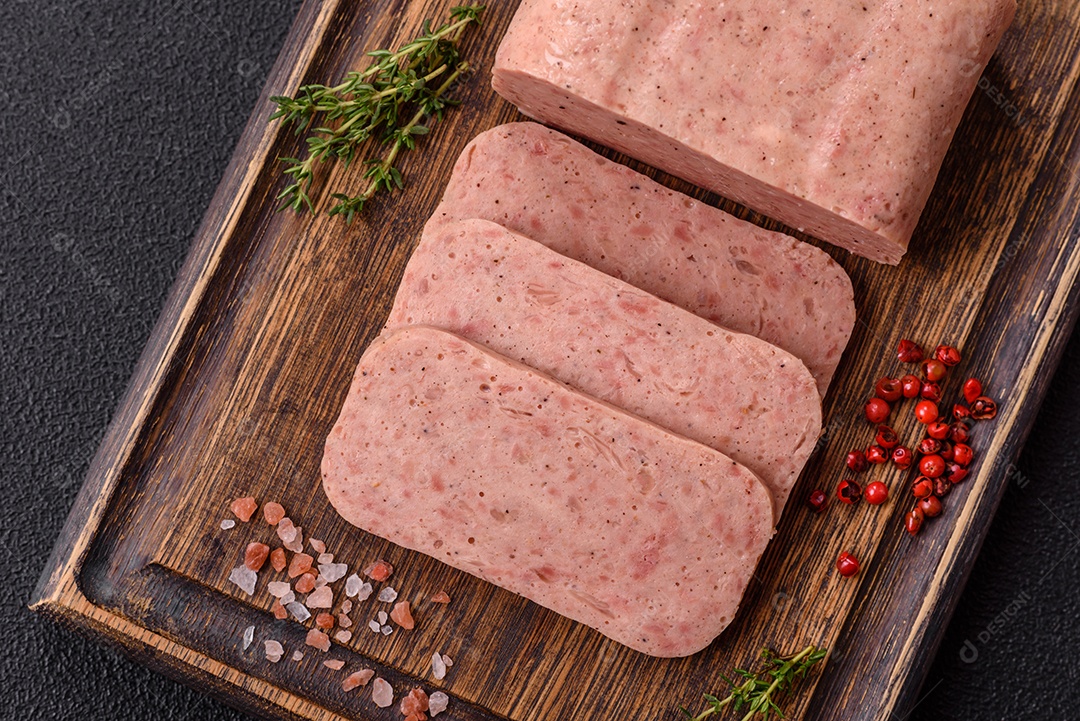 Delicioso presunto enlatado com especiarias rosa ou presunto com sal, especiarias e ervas