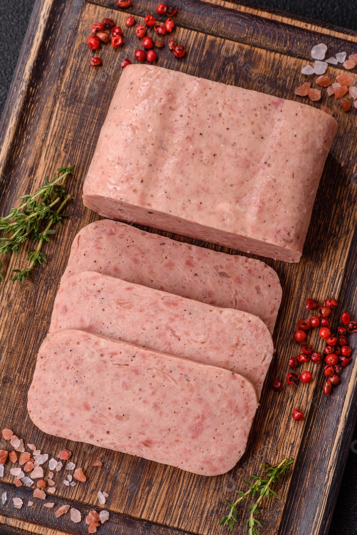 Delicioso presunto enlatado com especiarias rosa ou presunto com sal, especiarias e ervas