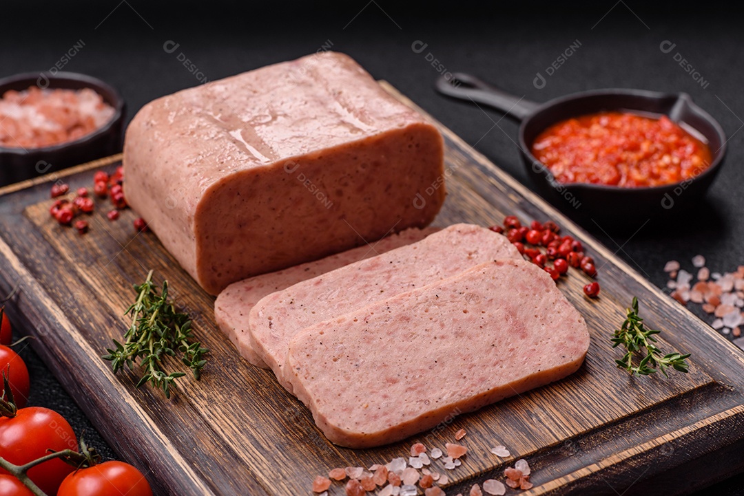 Delicioso presunto enlatado com especiarias rosa ou presunto com sal, especiarias e ervas