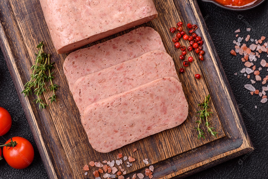 Delicioso presunto enlatado com especiarias rosa ou presunto com sal, especiarias e ervas