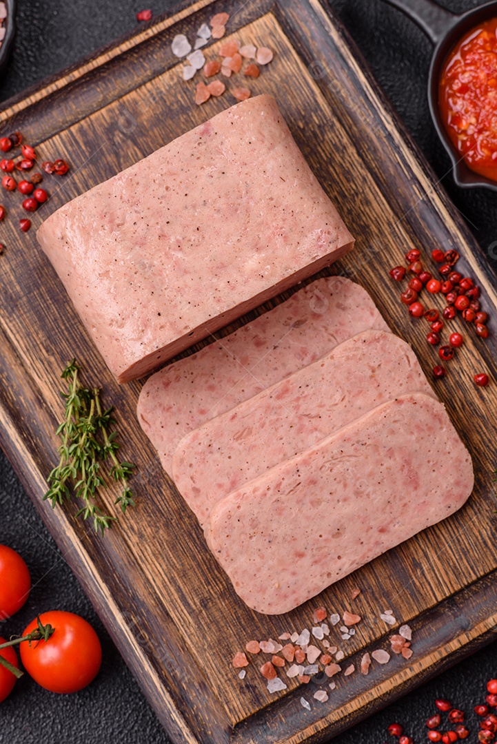 Delicioso presunto enlatado com especiarias rosa ou presunto com sal, especiarias e ervas