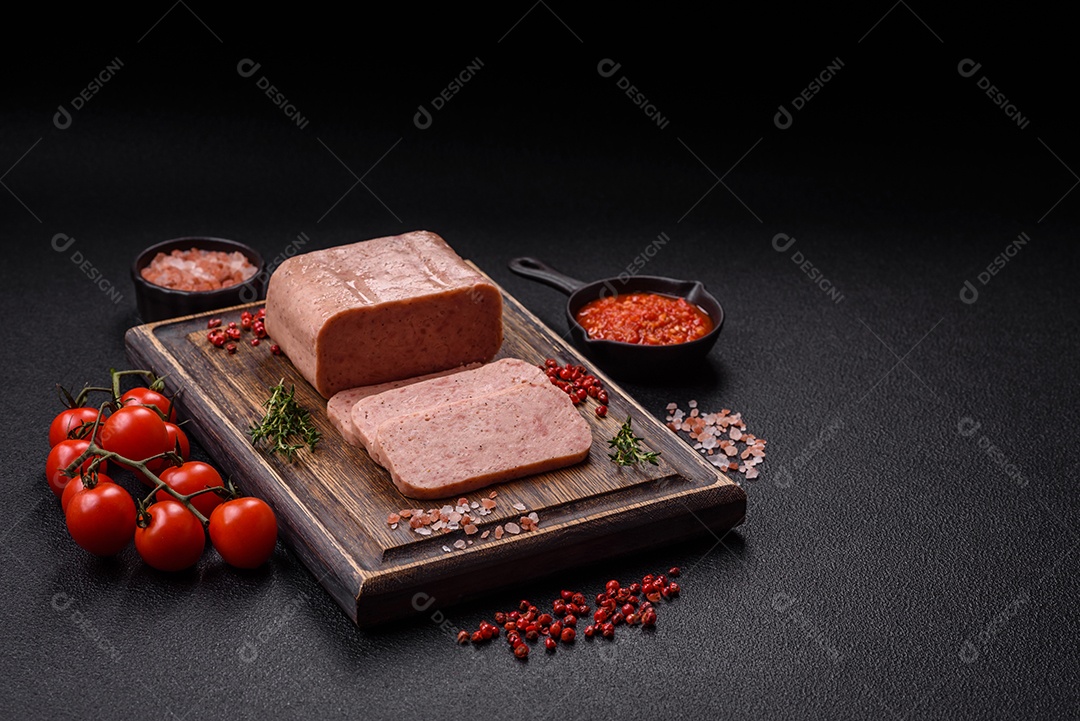 Delicioso presunto enlatado com especiarias rosa ou presunto com sal, especiarias e ervas