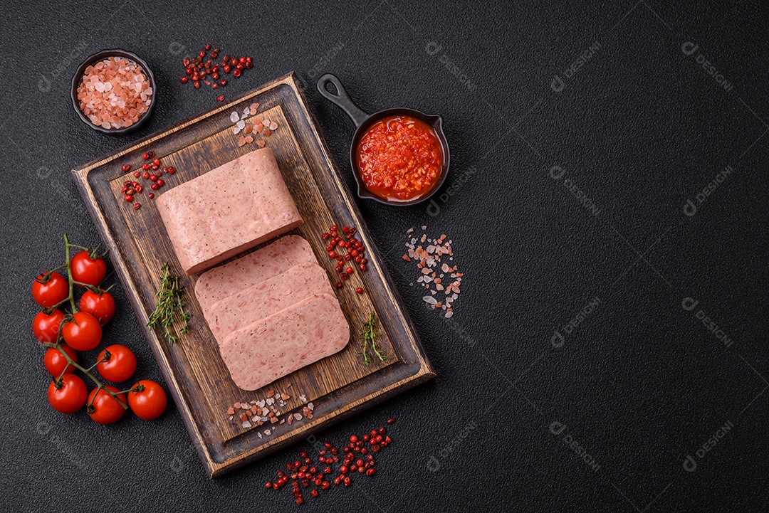 Delicioso presunto enlatado com especiarias rosa ou presunto com sal, especiarias e ervas