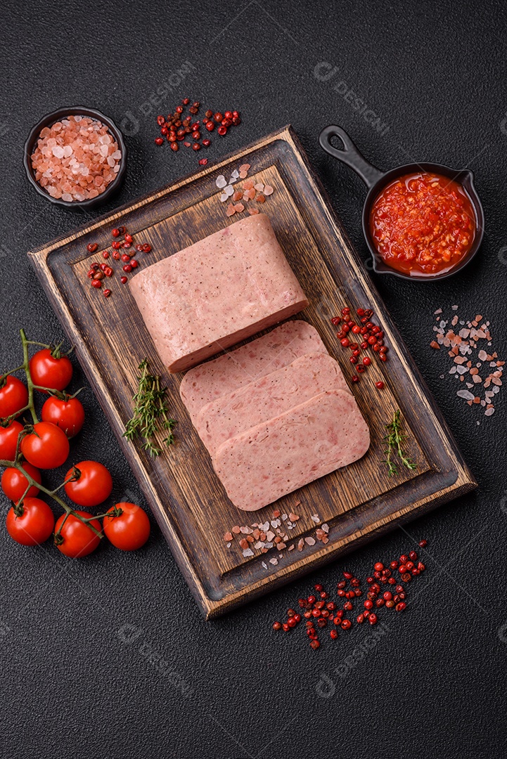 Delicioso presunto enlatado com especiarias rosa ou presunto com sal, especiarias e ervas