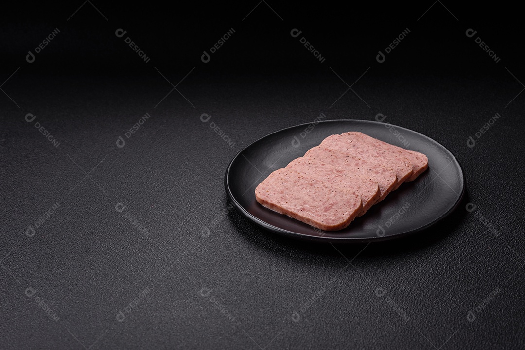 Delicioso presunto enlatado com especiarias rosa ou presunto com sal, especiarias e ervas