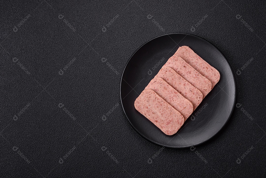 Delicioso presunto enlatado com especiarias rosa ou presunto com sal, especiarias e ervas