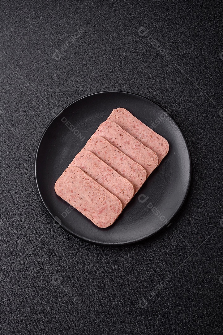 Delicioso presunto enlatado com especiarias rosa ou presunto com sal, especiarias e ervas