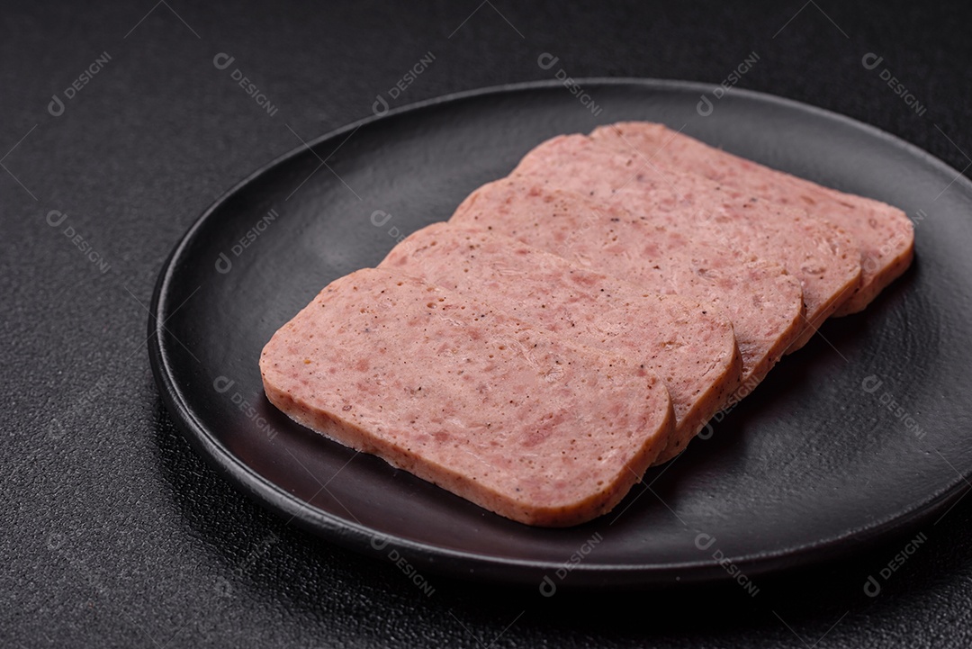 Delicioso presunto enlatado com especiarias rosa ou presunto com sal, especiarias e ervas