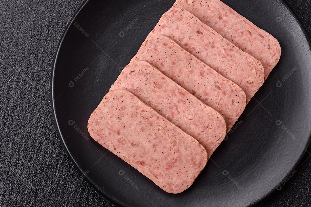 Delicioso presunto enlatado com especiarias rosa ou presunto com sal, especiarias e ervas