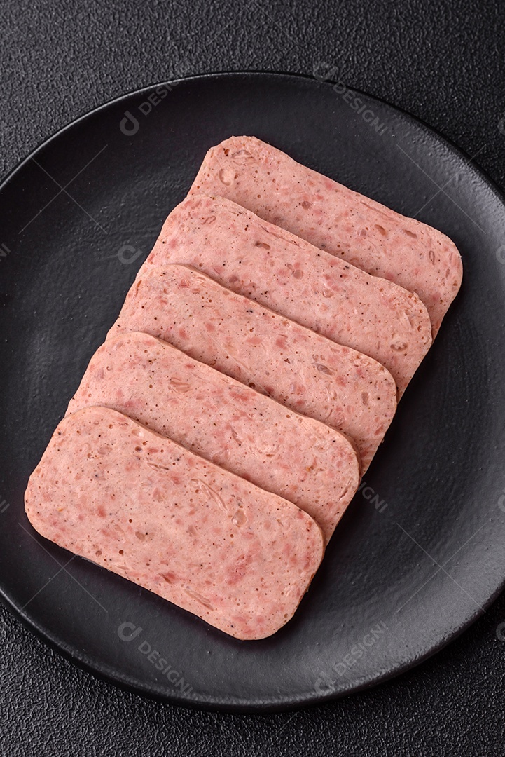 Delicioso presunto enlatado com especiarias rosa ou presunto com sal, especiarias e ervas