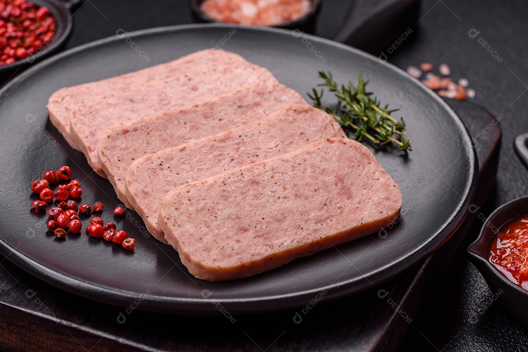 Delicioso presunto enlatado com especiarias rosa ou presunto com sal, especiarias e ervas