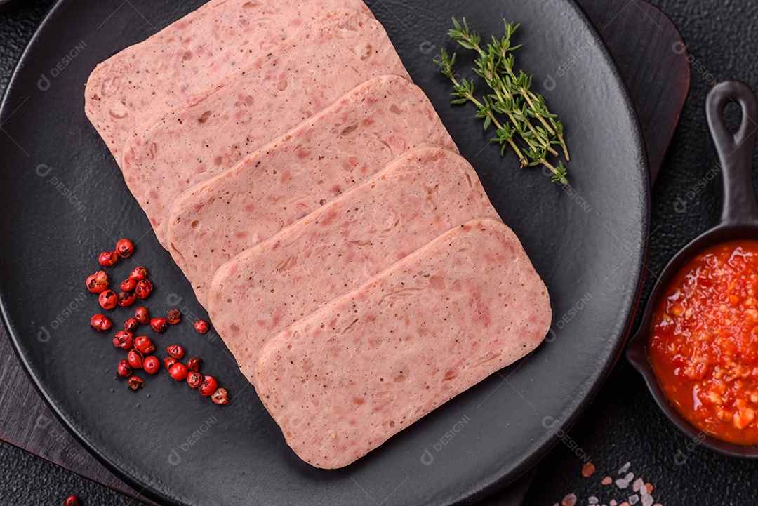 Delicioso presunto enlatado com especiarias rosa ou presunto com sal, especiarias e ervas