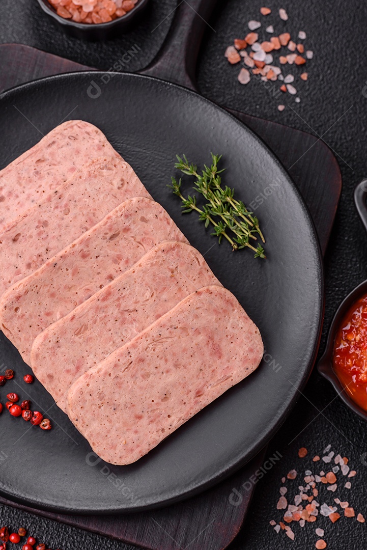 Delicioso presunto enlatado com especiarias rosa ou presunto com sal, especiarias e ervas