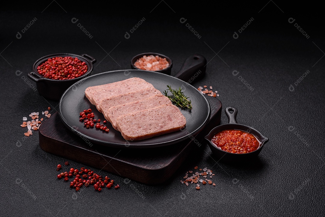 Delicioso presunto enlatado com especiarias rosa ou presunto com sal, especiarias e ervas