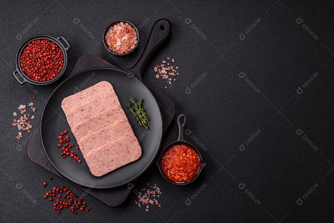 Delicioso presunto enlatado com especiarias rosa ou presunto com sal, especiarias e ervas