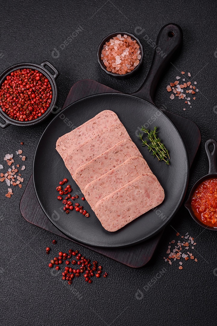 Delicioso presunto enlatado com especiarias rosa ou presunto com sal, especiarias e ervas