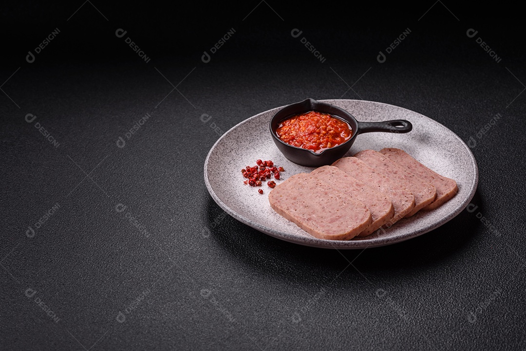 Delicioso presunto enlatado com especiarias rosa ou presunto com sal, especiarias e ervas