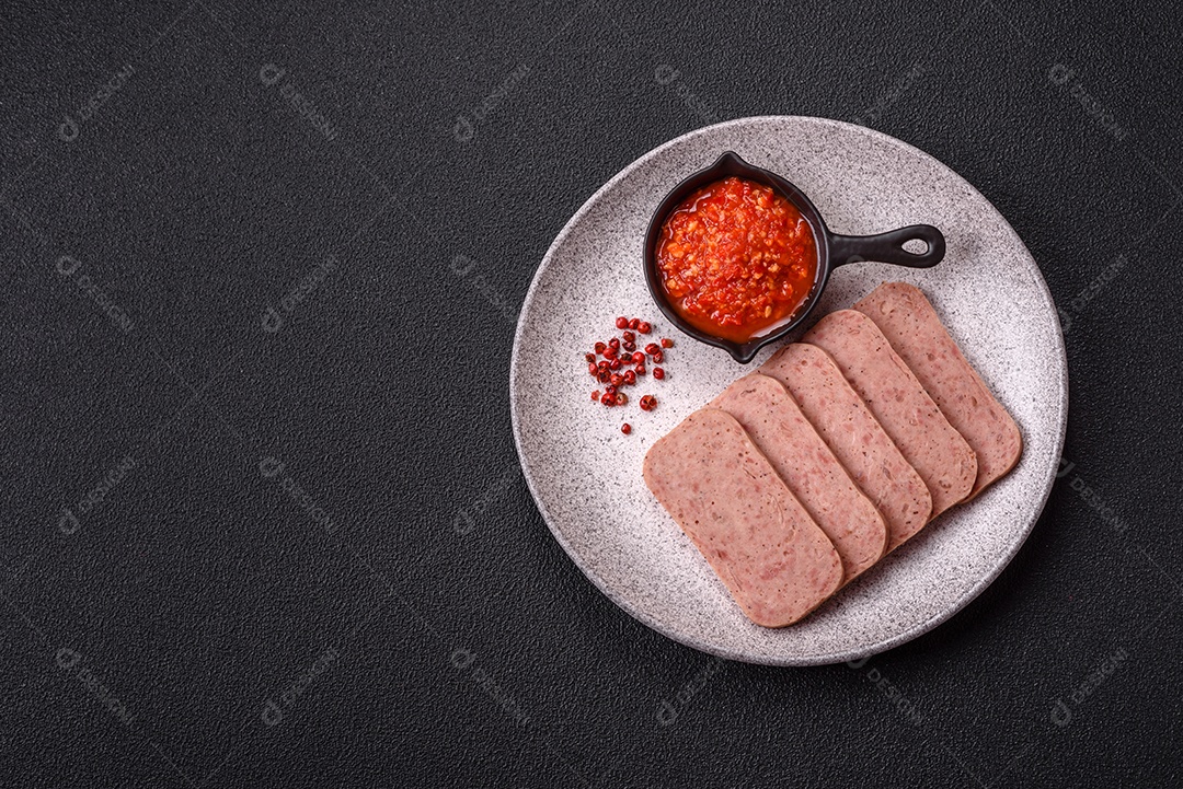 Delicioso presunto enlatado com especiarias rosa ou presunto com sal, especiarias e ervas