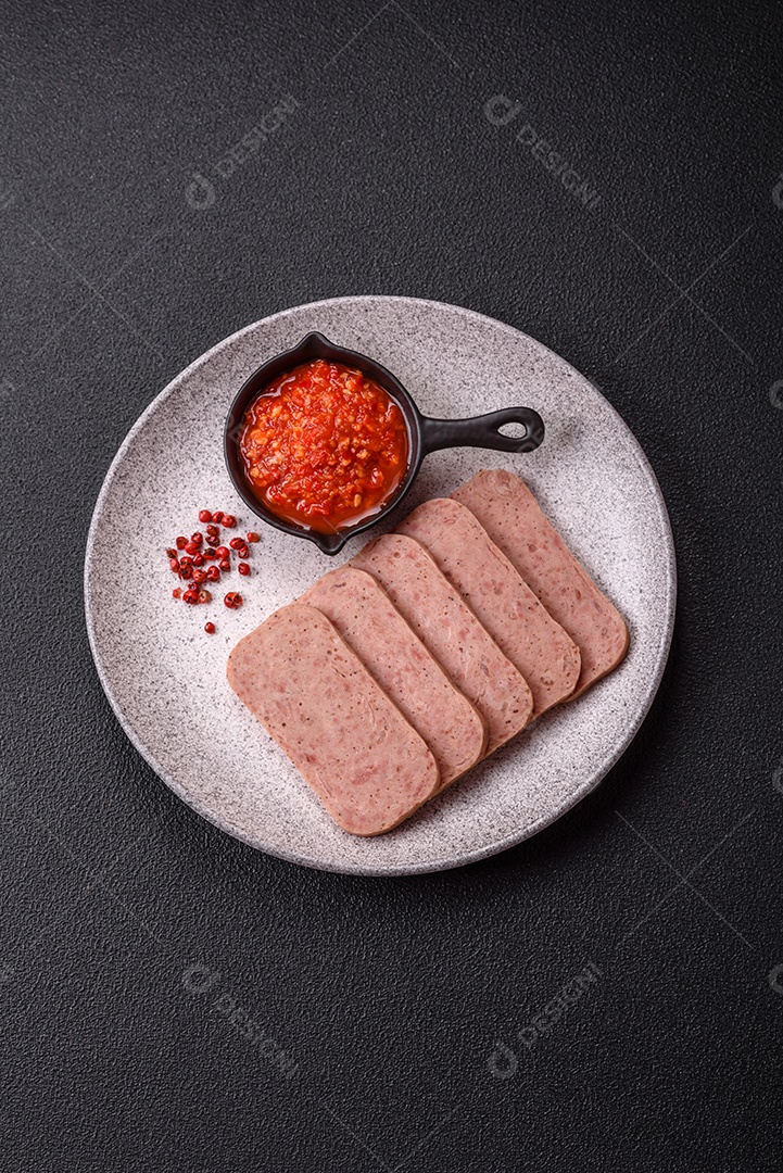 Delicioso presunto enlatado com especiarias rosa ou presunto com sal, especiarias e ervas