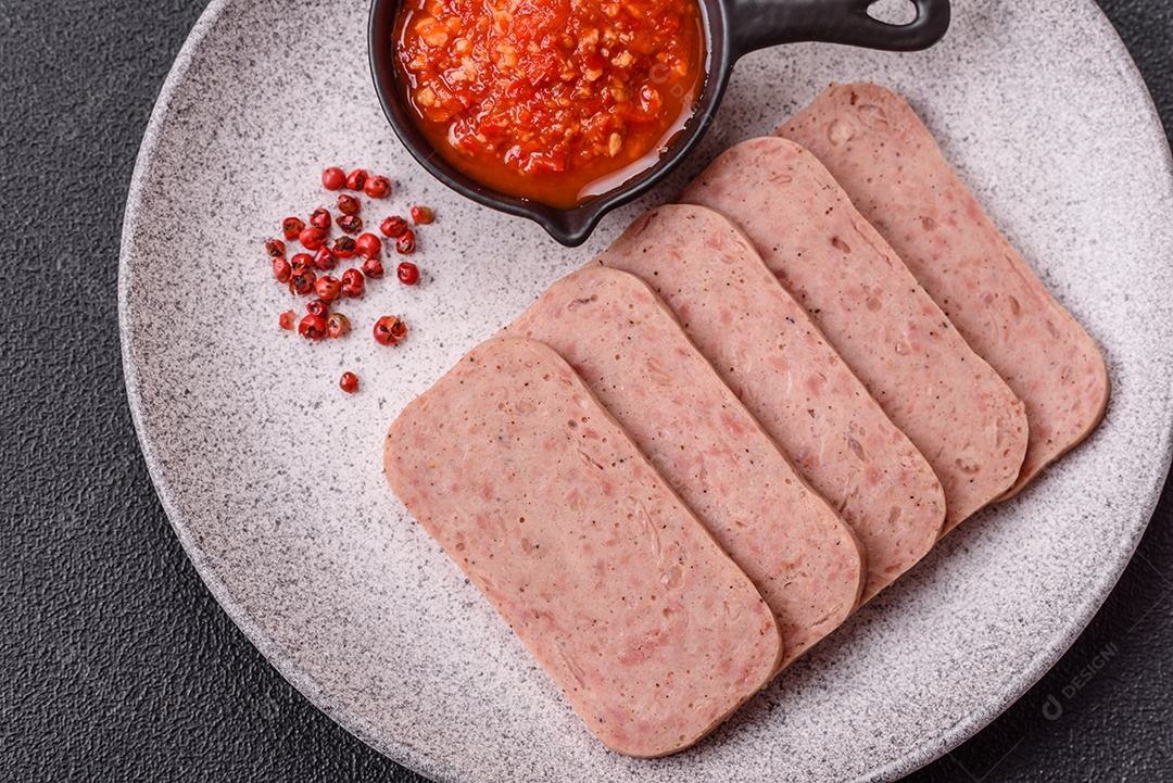 Delicioso presunto enlatado com especiarias rosa ou presunto com sal, especiarias e ervas