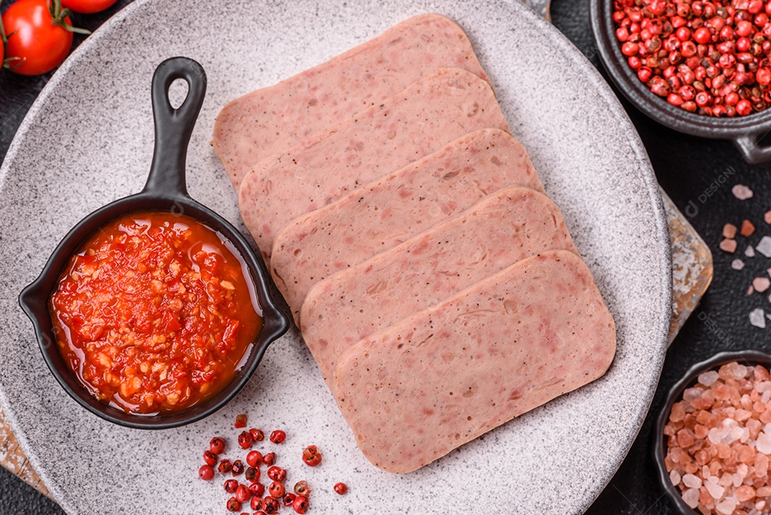 Delicioso presunto enlatado com especiarias rosa ou presunto com sal, especiarias e ervas