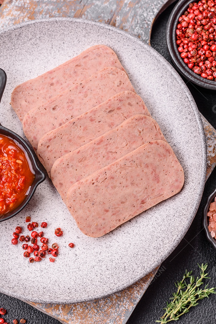 Delicioso presunto enlatado com especiarias rosa ou presunto com sal, especiarias e ervas