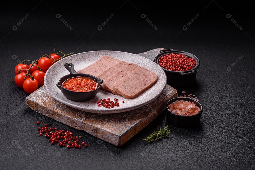 Delicioso presunto enlatado com especiarias rosa ou presunto com sal, especiarias e ervas